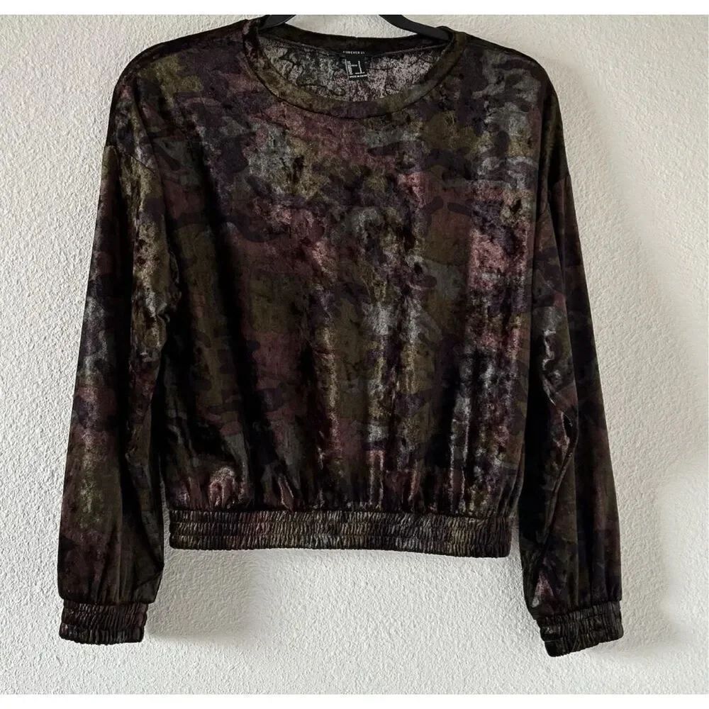 Forever 21 Semi-Cropped Camouflage Long Sleeve Top | Size S